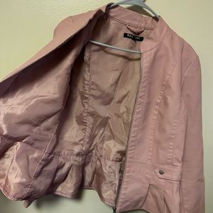 perfect condition, just a scratch inside but you can't see it at all.